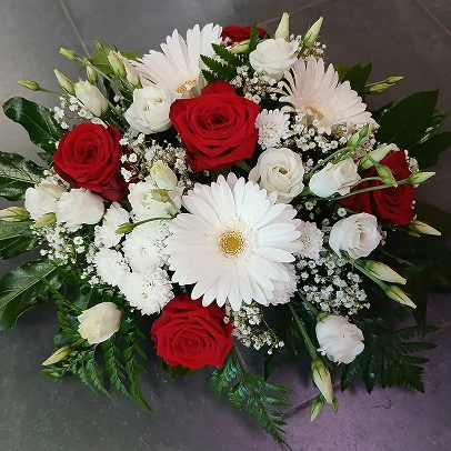 bouquet de fleurs rouges et blanches à Aubigné-Racan dans la Sarthe 72